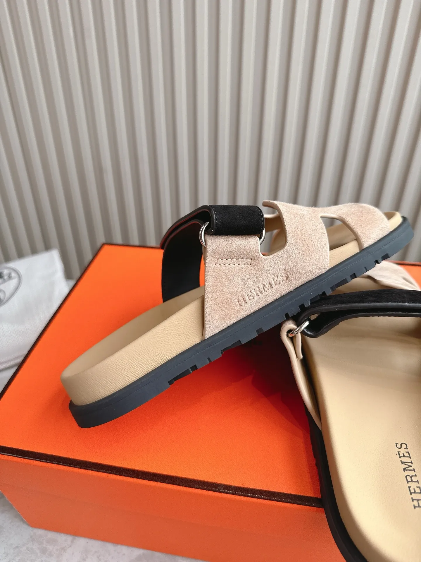 p480🐮🐮Couple model (top version) H family 2024 spring and summer new style HERMES Hermes' recently popular couple model pig nose angle sandals and slippers, paired with various colorful socks, popular. Upper: imported original deerskin (the genuine leather edging is not ordinary super migration). Lining: imported genuine leather. Outsole: Tpu non-slip and wear-resistant outsole. Size: Female 35-42 (40/42 non-returnable and non-exchangeable) Male size: 39-45 (45 non-refundable and non-exchangeable)